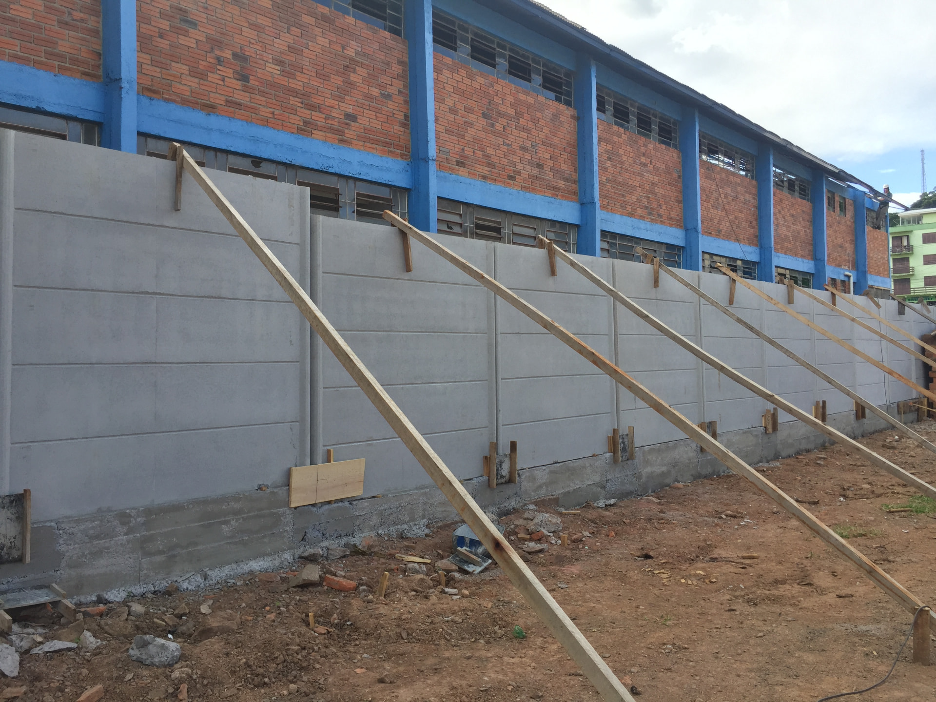 Placas de concreto pré-moldadas escoradas durante a instalação em obra