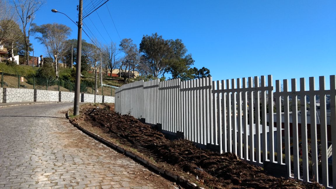 Gradil pré moldado instalado em perímetro industrial no RS