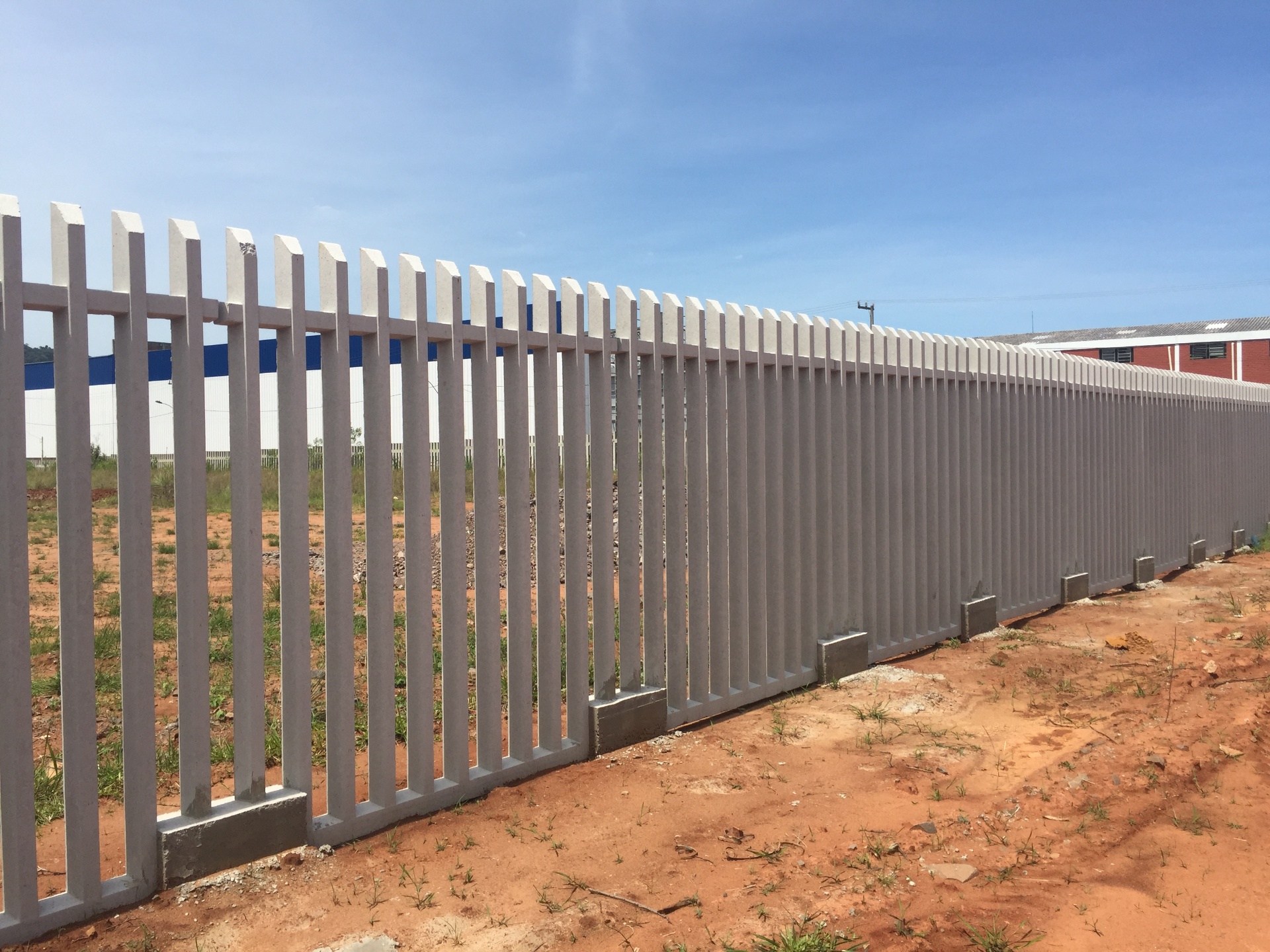 Cerca pré moldada de alta resistência para proteção industrial