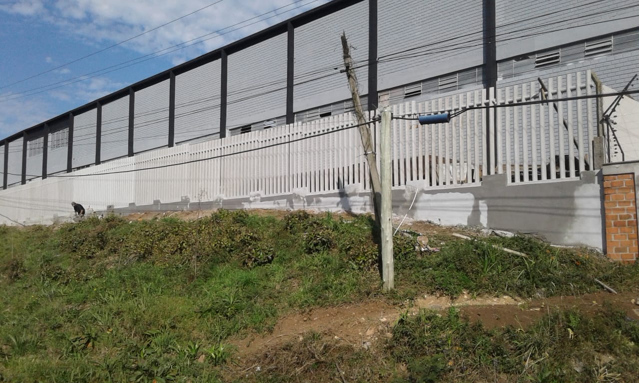 Instalação de cerca pré-moldada em perímetro industrial