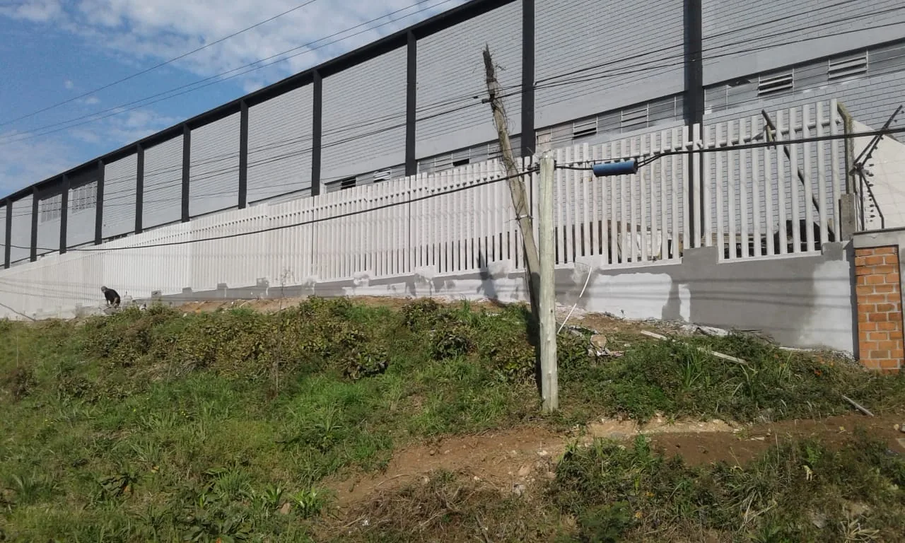 Cerca pré moldada instalada em perímetro industrial