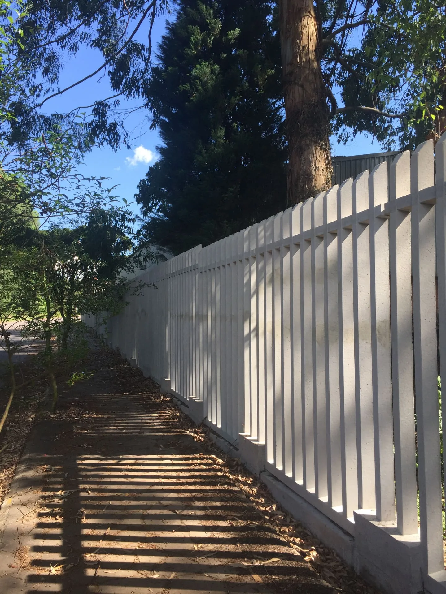 Cerca pré-moldada de concreto tipo gradil instalada pela TCA