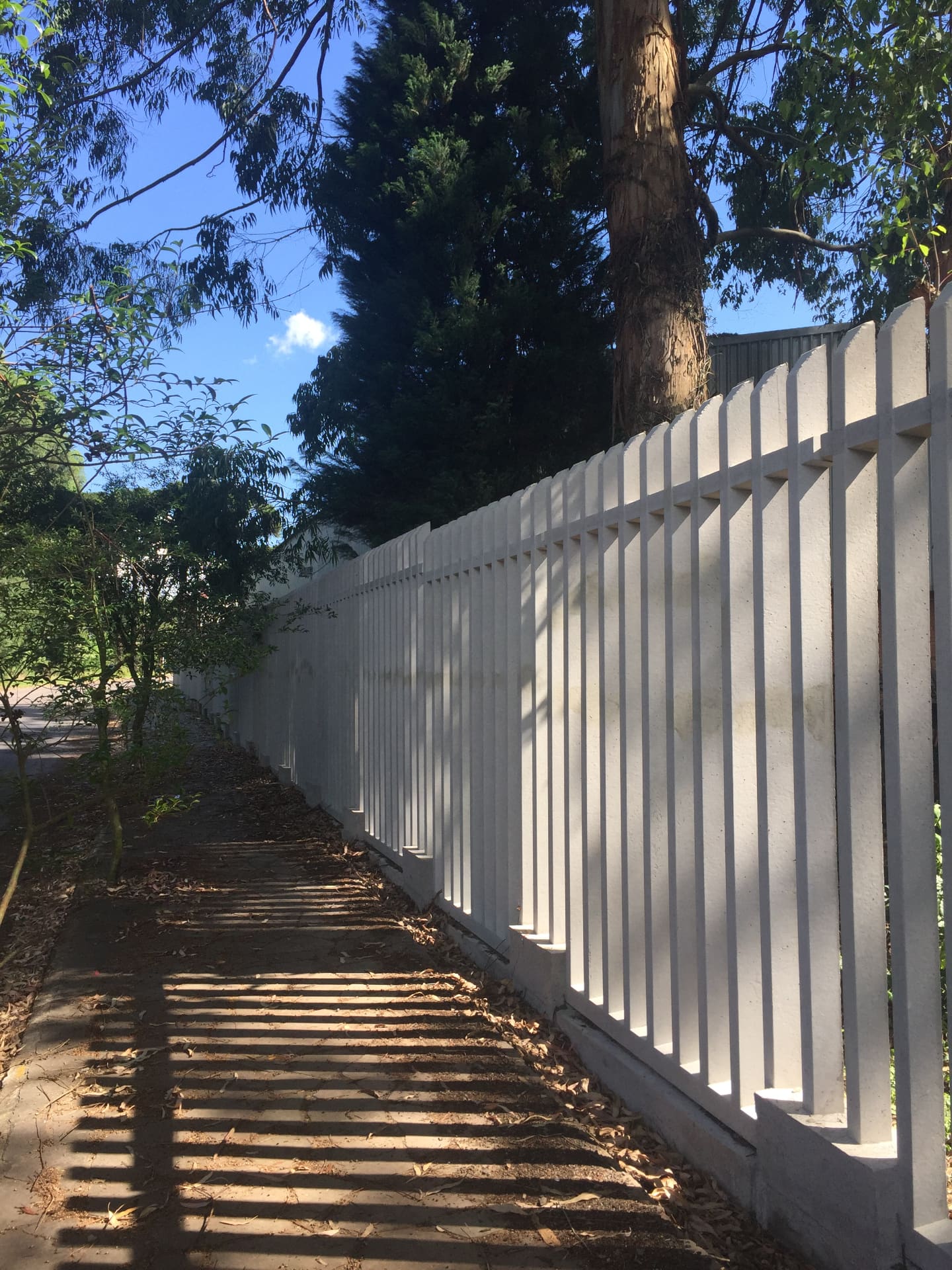 Cerca pré moldada tipo gradil instalada em loteamento